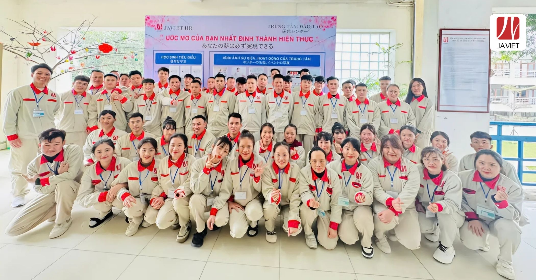 Tập thể thực tập sinh chụp ảnh lưu niệm tại Trung tâm Đào tạo JAVIET