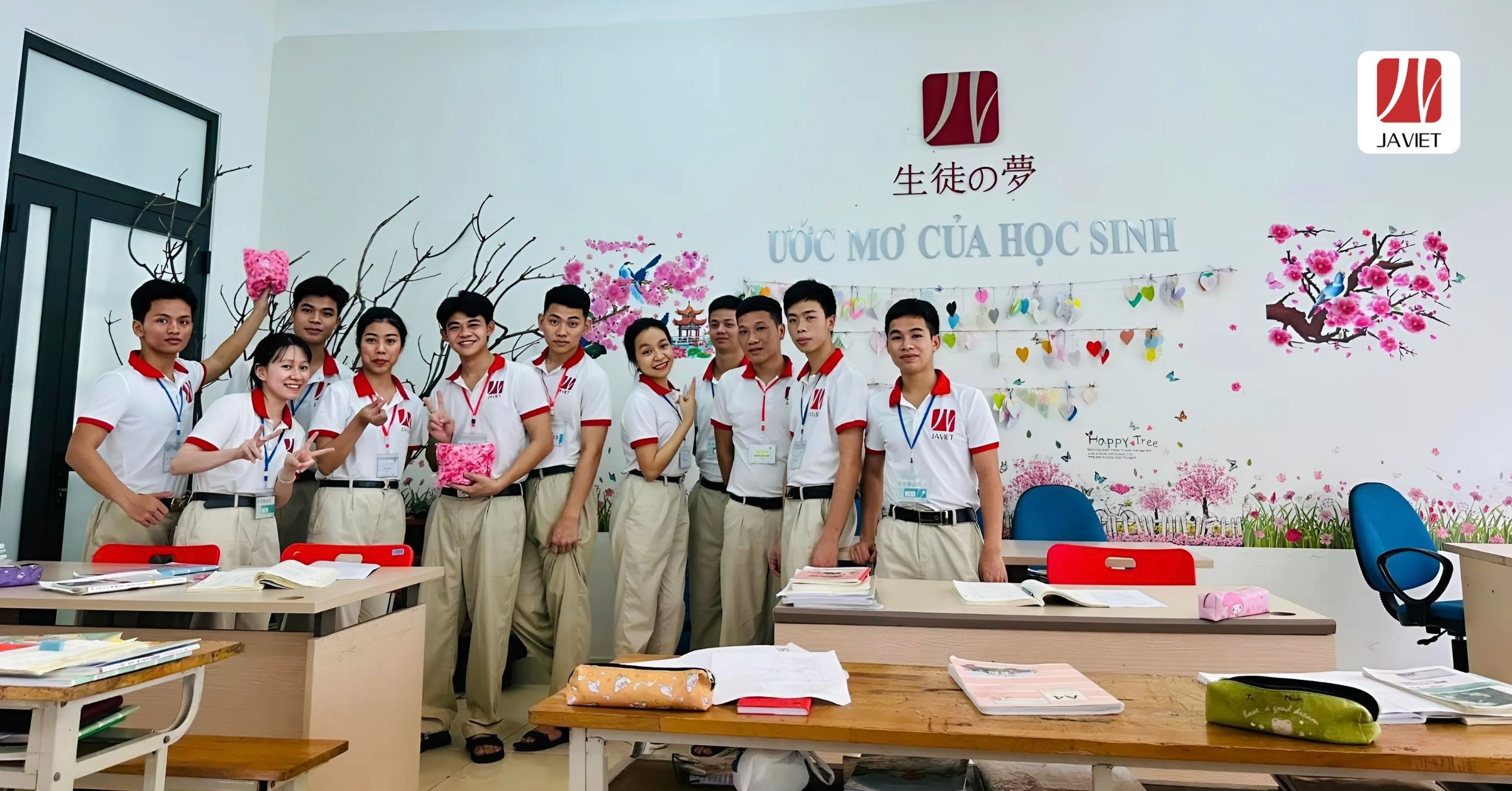Thực tập sinh đang học tập trong một không gian lớp học trang trí đẹp, mang thông điệp cổ vũ tinh thần và ước mơ vươn xa ra thế giới.