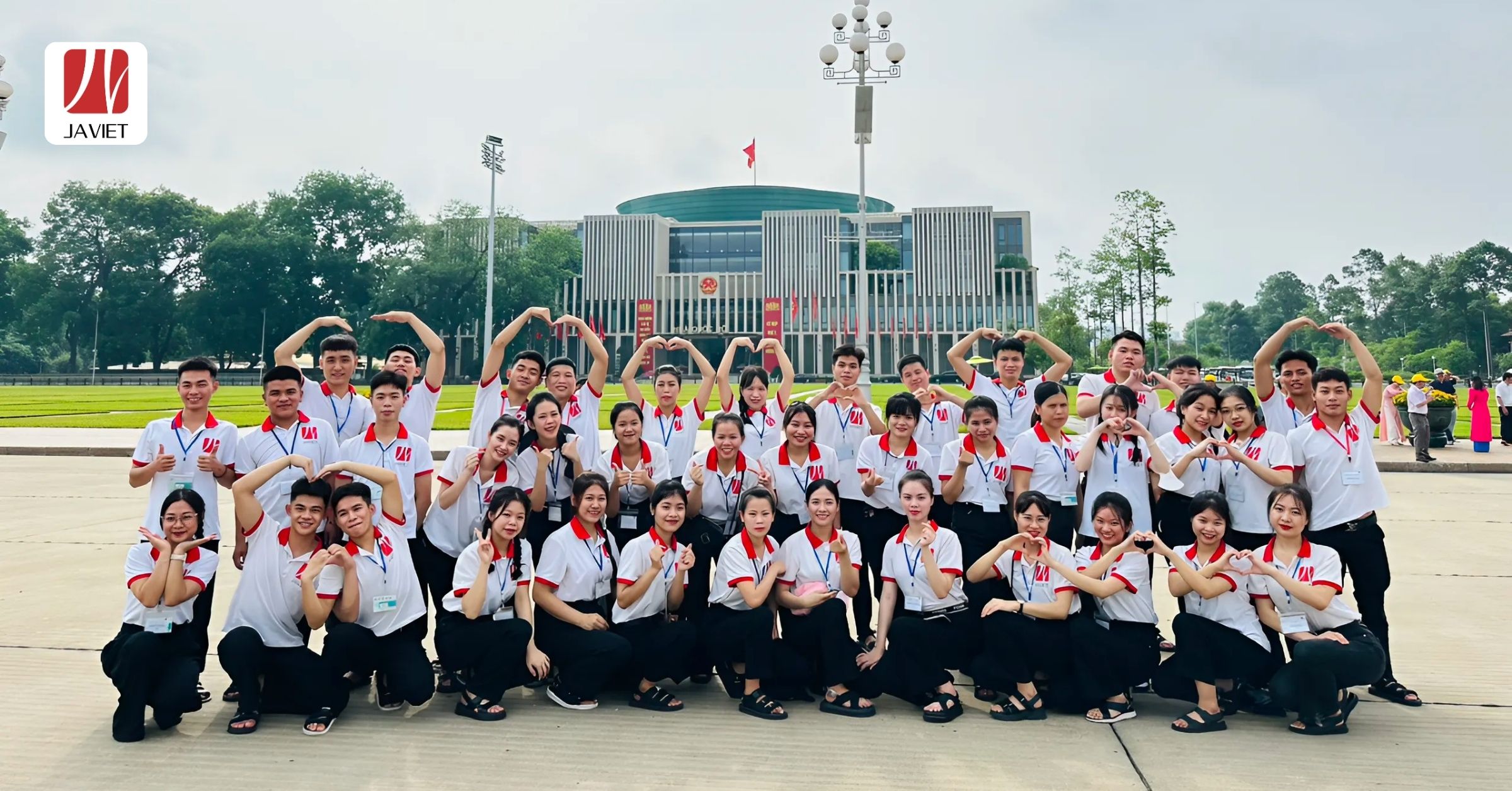 Thực tập sinh tham quan và tìm hiểu văn hóa – Trước tòa nhà Quốc hội Việt Nam